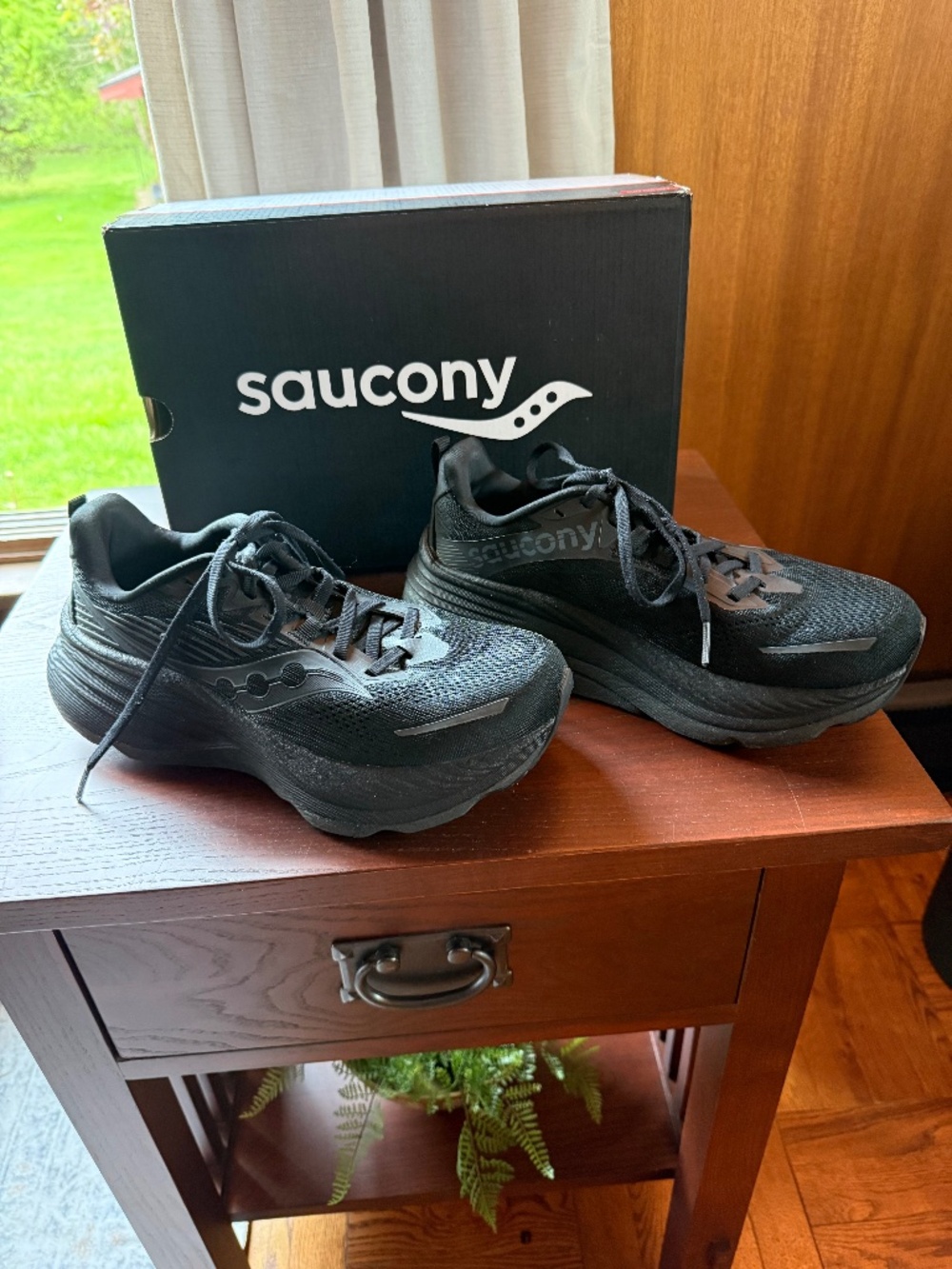 Saucony Hurricane 24 8.5 black on black